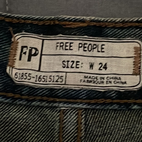 Free People Runaway Cutoff Exposed Button Fly Distressed Raw Hem Shorts Size 24 - Picture 10 of 11